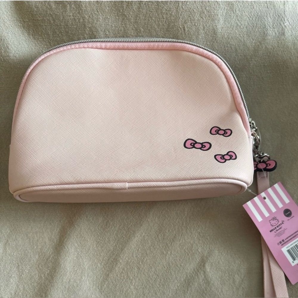 Hello Kitty Bundle Makeup bag, Brush set, lip liners and macaron lip balm - Picture 5 of 16